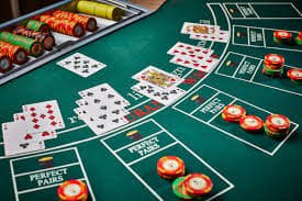 Gulungan permainan slot Hacksaw Gaming menampilkan simbol dengan desain artistik dan fitur bonus highlight