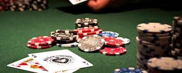 Tampilan meja Lightning Roulette dengan angka kilat yang disorot dan multiplier ditampilkan